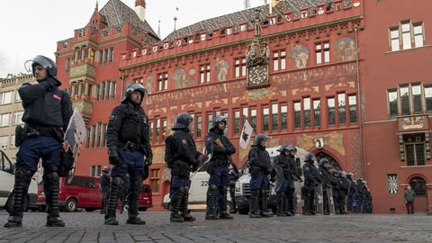 Polizisten vor Basler Rathaus