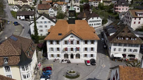 Das Stadthaus von Moutier auf einer Luftaufnahme.