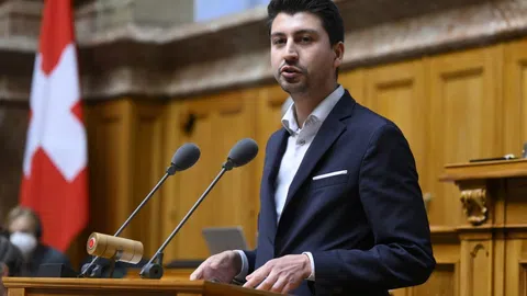 Fabian Molina im Bundeshaus am Mikrofon.