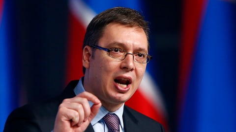 Aleksandar Vucic an einem Rednerpult