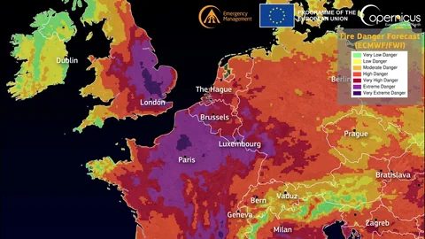 Karte von Europa, die eine Waldbrandgefahrprognose zeigt, klassifiziert nach verschiedenen Gefahrenstufen