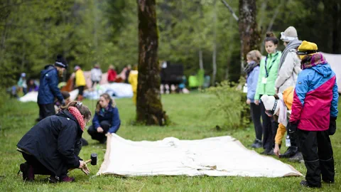 Pfadis beim Aufstellen von Zelten