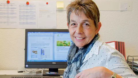 Beatrice Conrad vor dem Computer.