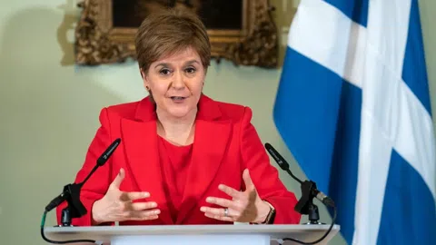 Sturgeon spricht an einem Pult vor einer Schottland-Flagge.