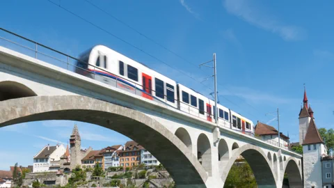 Zug auf einer Brücke.