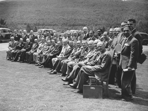 Historische Gruppenfoto von Männern in Anzügen im Freien.