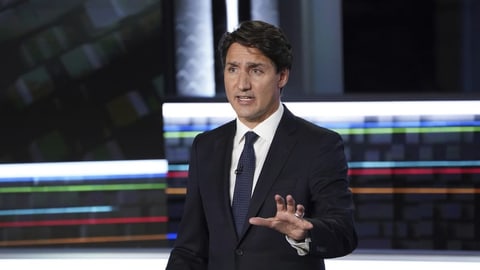 Trudeau bei einem Duell in einem TV-Studio.