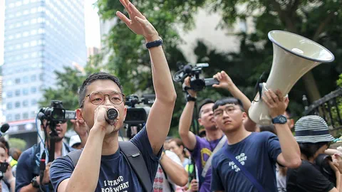 Aktivist Nathan Law Kwun-chung spricht zu Demonstranten während einer Kundgebung vor dem Justizministerium in Hongkong