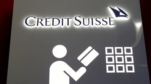 Logo der Credit Suisse an einem Bankomaten.