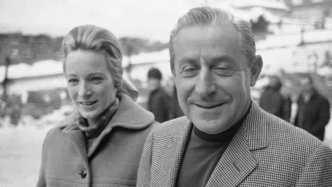 Stavros Niarchos und seine Frau Charlotte Ford 1965 in St. Moritz.