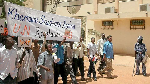 Studenten gehen in Atbara in Sudan auf die Strasse.