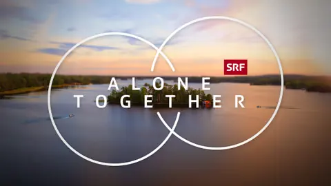 Eine Drohnenaufnahme einer Insel mit dem Logo «Alone Together» und SRF in der Mitte.