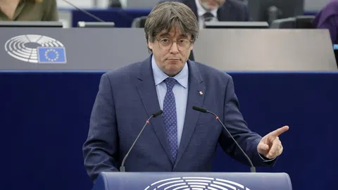 Puigdemont spricht im Dezember 2023 im EU-Parlament.