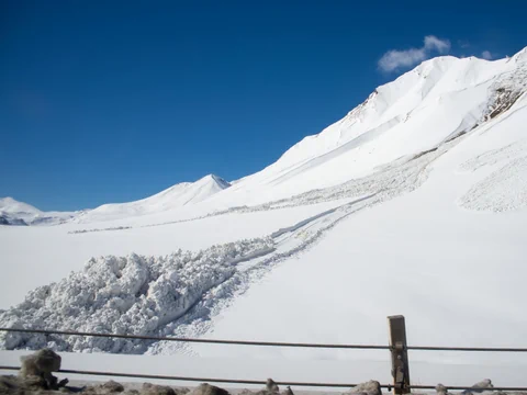 Lawine, die am Berg abgegangen ist.