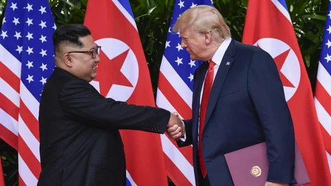 Kim und Trump geben sich die Hand