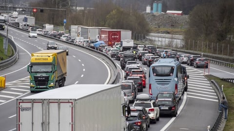 Viel Verkehr auf der Autobahn.