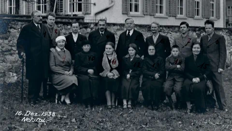 Eine Familie fotografiert am 16. Dezember 1938 in Netstal