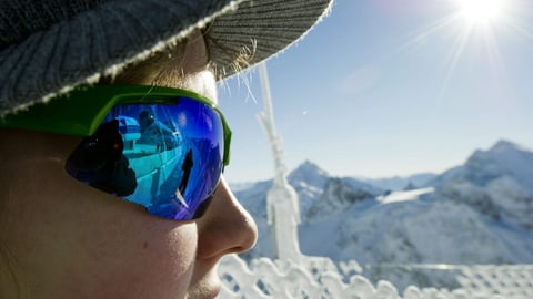 Bub mit Sonnenbrille in den Bergen