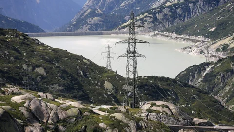 Strommasten beim Grimsel-Stausee