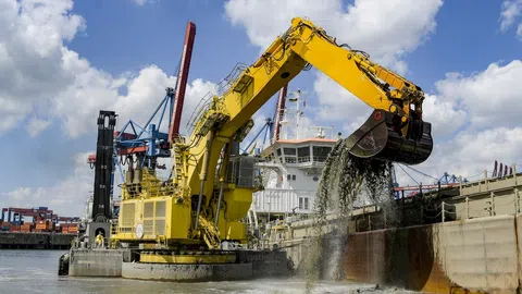 Ein Bagger im Hafen von Hamburg.