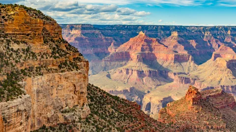 Ansicht des Grand Canyons mit Felsen und Himmel.