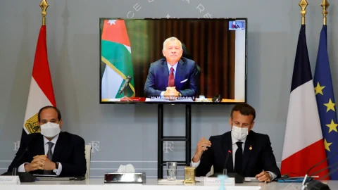 Treffen zwischen al-Sisi und Macron, auf dem Bildschirm ist der jordanische König Abdullah zugeschalten.