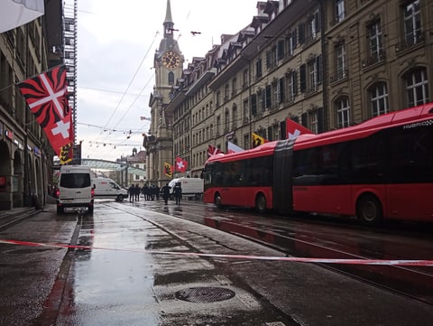 Blick auf die Berner Hauptgasse. Ein Absperrband ist über die Strasse gespannt.