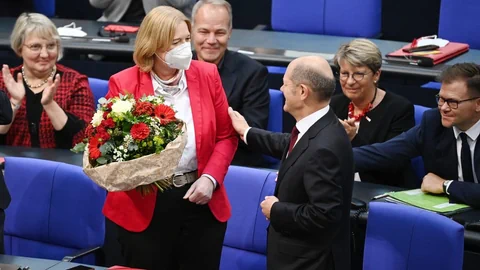 Bundestagspräsidentin Bärbel Bas mit Blumenstrauss und SPD-Kanzlerkandidat Olaf Scholz