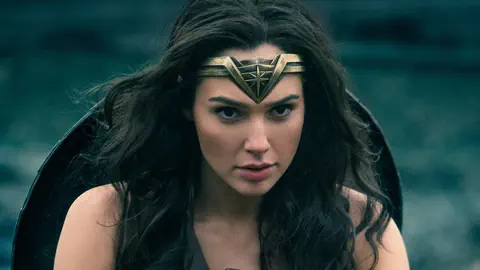 Eine dunkelhaarige Frau, Wonder Woman, schaut grimmig