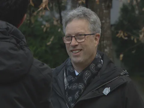 Zwei Männer sprechen miteinander in einer Interviewsituation.-