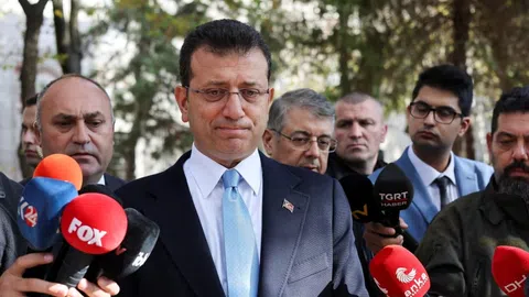 Imamoglu spricht in Medienmikrofone.