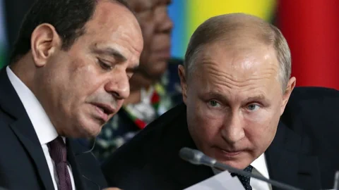 Putin und al-Sisi sprechen zusammen.