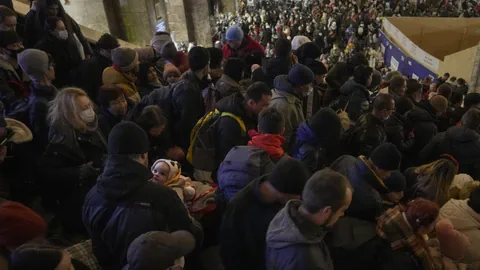 Flüchtlinge drängen sich am Bahnhof von Lemberg, 28. Februar.