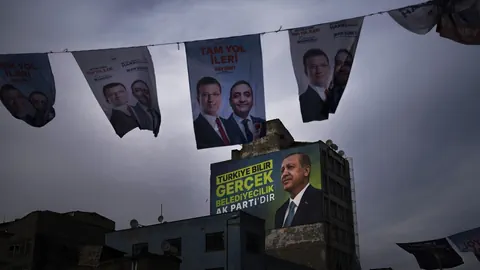 Wahlplakate und Transparente mit den Gesichtern von Erdogan und Imamoglu