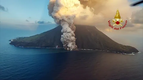 Vulkan auf einer Insel speit Rauch und Asche ins Meer.