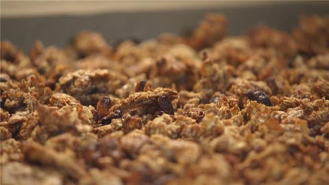 Selbstgemachtes Knusper-Müesli in einer Schale