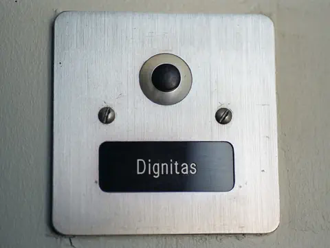 Klingelschild mit der Aufschrift «Dignitas»