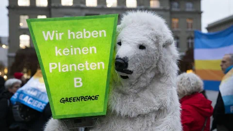 Eisbär hält ein Schild: Wir haben keinen Planeten B (Greenpeace)