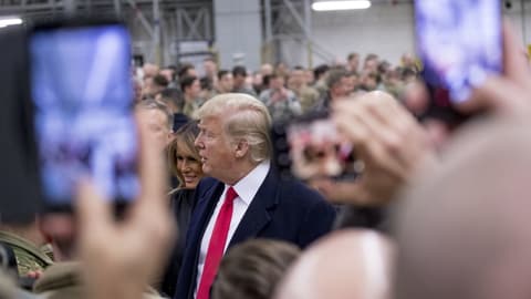 Soldaten fotografieren Donald Trump