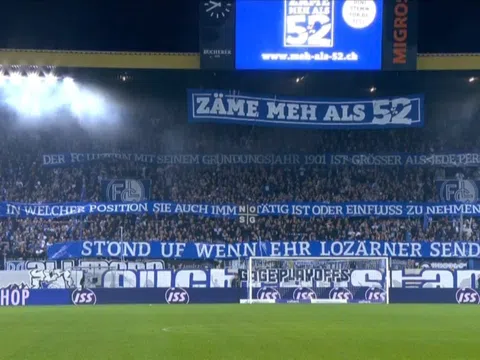 Luzern-Fans mit Plakaten