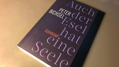 Ein Buch auf einem Tisch