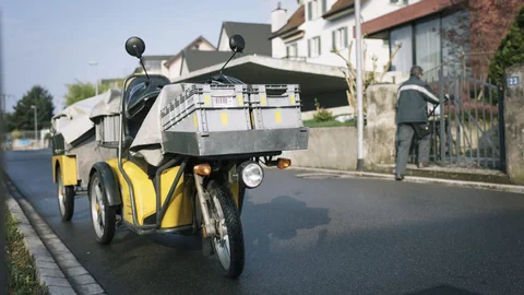 Gelber Elektrischer Scooter