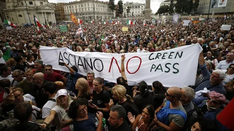 Demonstranten mit Transparenten.