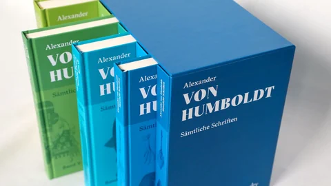 Auf dem Foto sind die Exemplare der Schriften in Buchform zu sehen.