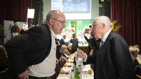 Pierre-Yves Maillard (links) und Christoph Blocher (rechts) im Zwiegespräch an der Albisgüetli-Tagung 2024. 