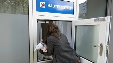 Gestellte Szene beim Babyfenster des Spital Einsiedeln