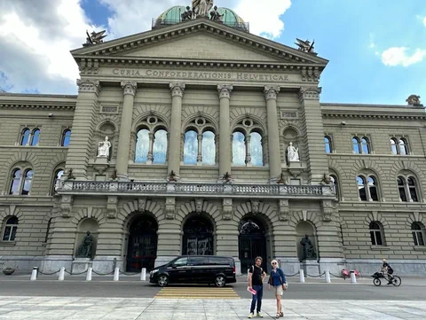 Bundeshaus Front mit Journalistin Isabelle Maissen und Bundeshausredaktor Curdin Vincenz