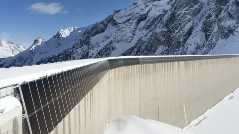 Die hochalpine Solaranlage der Elektrizitätswerke der Stadt Zürich (EWZ) an der Albigna-Staumauer,