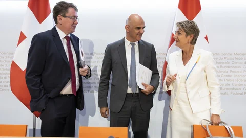 Bundesrat Albert Rösti (links) mit Alain Berset und Karin Keller-Sutter diskutieren nach der Medienkonferenz.