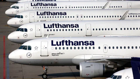 Meherere Lufthansa-Flugzeuge in einer Reihe.